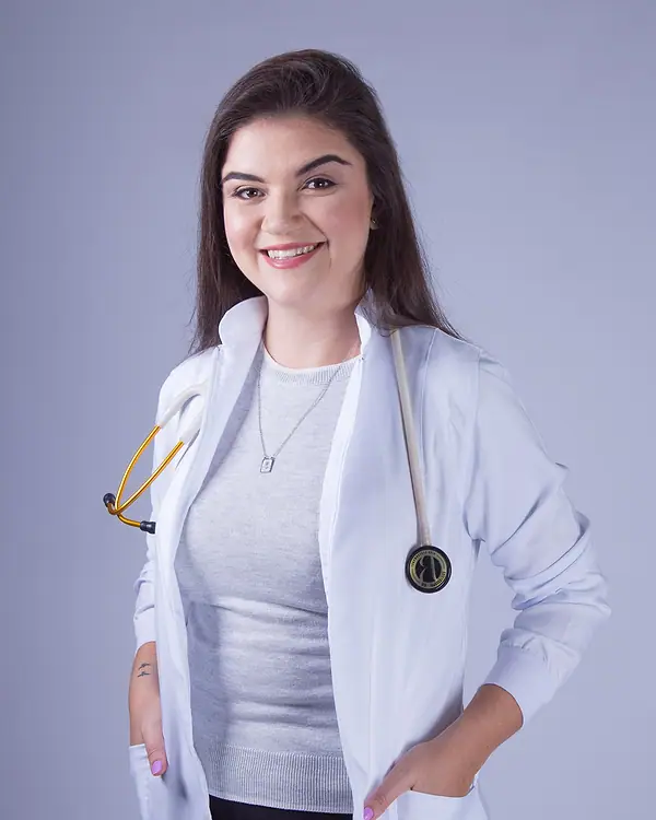 Dra. Kathy Alves de jaleco branco e estetoscópio