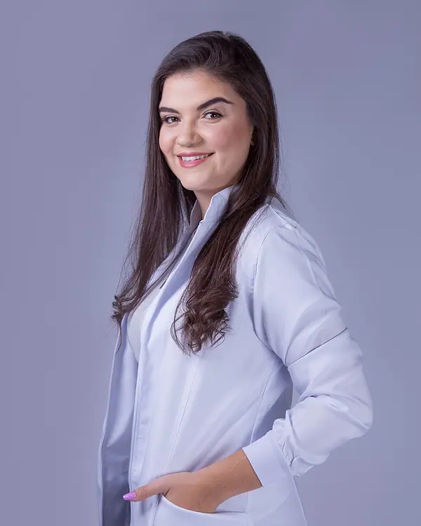 Dra. Kathy Alves, médica-veterinária, de jaleco branco