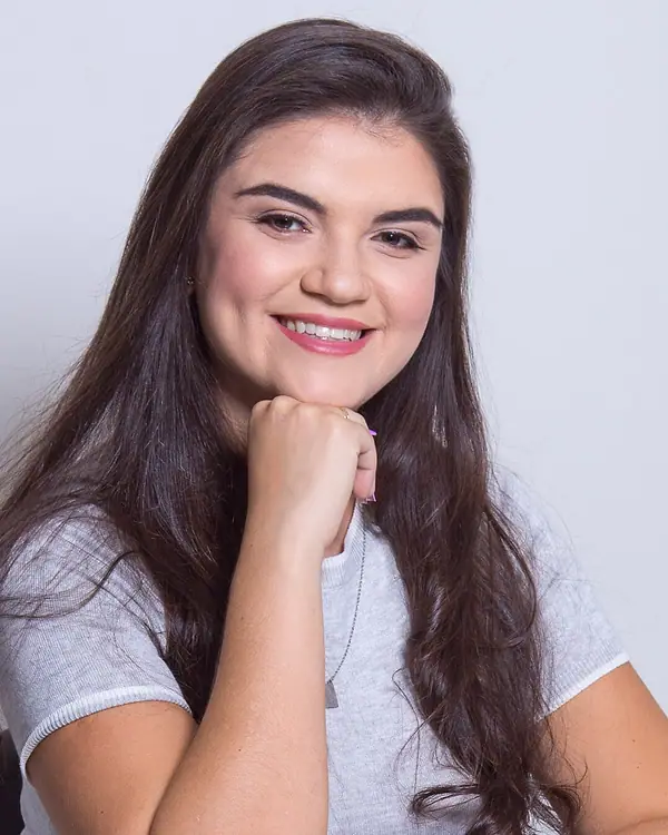 Dra. Kathy Alves sorrindo