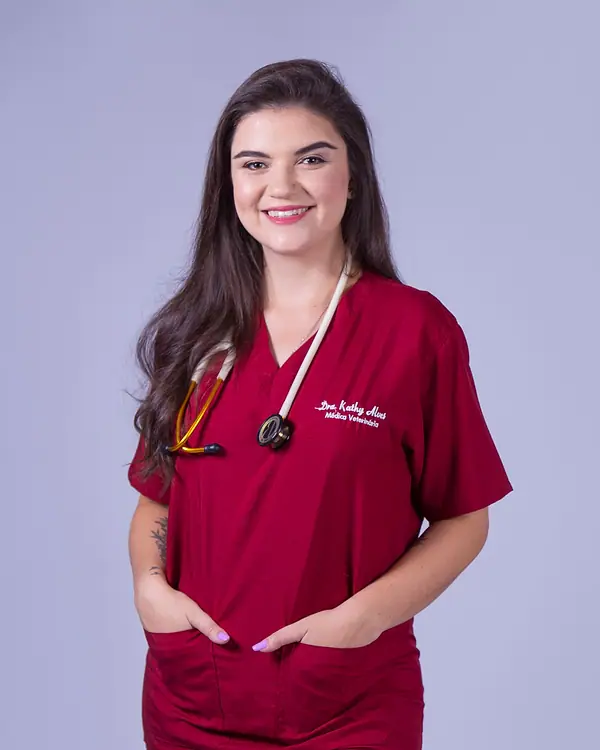 Dra. Kathy Alves de uniforme vinho e estetoscópio