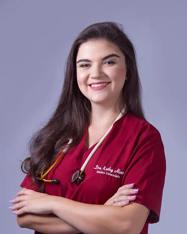 Dra. Kathy Alves de uniforme e estetoscópio, de braços cruzados