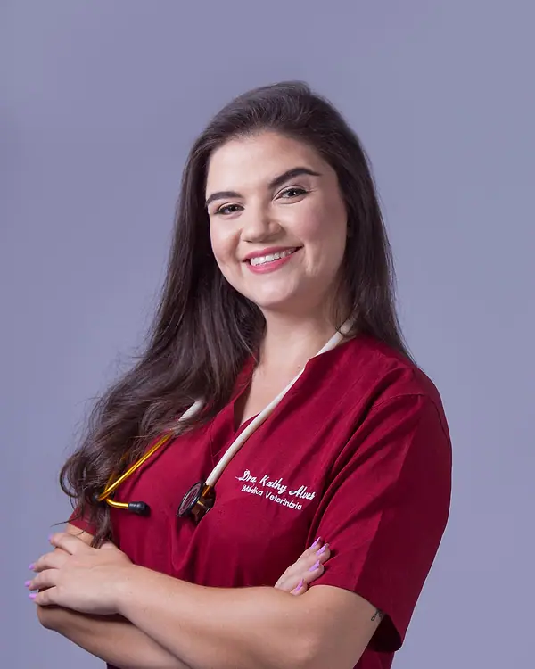 Dra. Kathy Alves, veterinária domiciliar, de braços cruzados