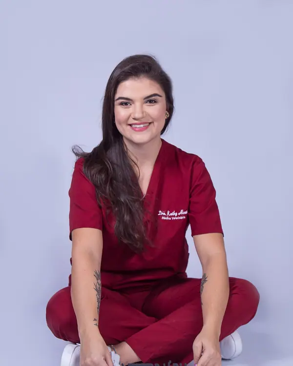 Dra. Kathy Alves sentada no chão, de uniforme